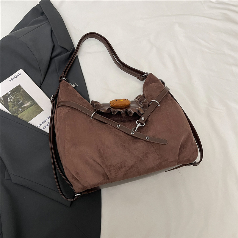 Hello Kitty suede torba za rame, vertikalni kvadratni oblik, zatvaranje na zip, džep za dokumente, jedna naramenica