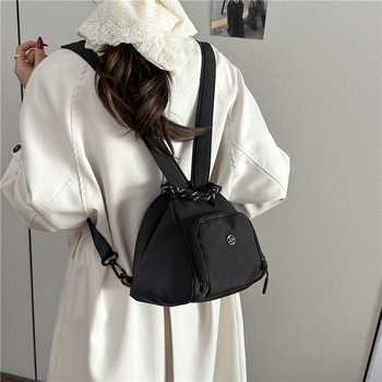 Crossbody torba - casual višenamjenska, ovalni oblik, platnen materijal, zatvaranje na zip, unutarnji pretinac