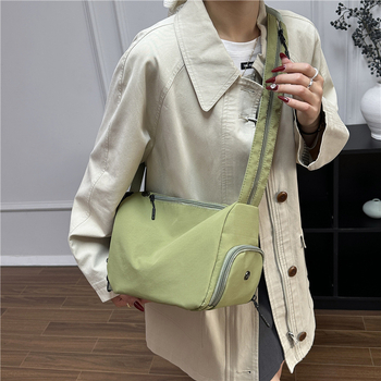 Viacúčelová voľnočasová crossbody taška z plátna, oválny tvar, zapínanie na zips, jednoramenný dizajn