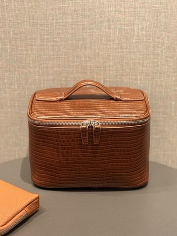 Make-up torbica od prave kože za putovanja, jednobojni uzorak, podstava od platna, zatvarač, velika kapaciteta, iz prvog sloja teleće kože