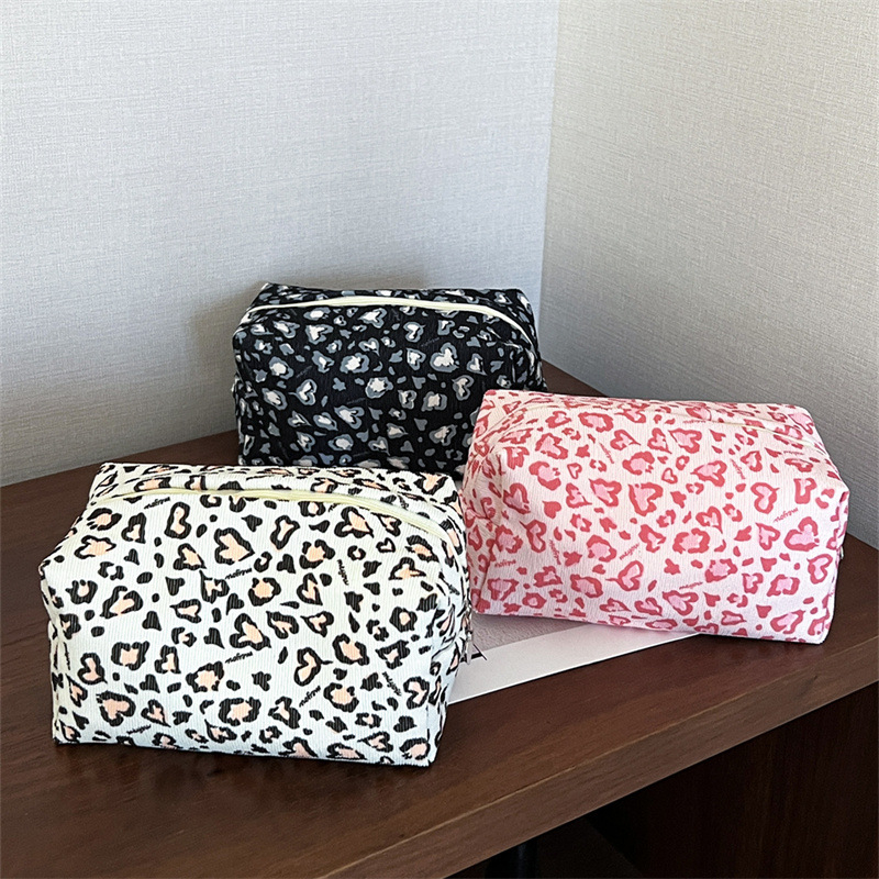 Kozmetička torbica s leopard uzorkom i motivom srca, vanjska strana od poliestera s platnenom podstavom, za žene, za svakodnevnu upotrebu