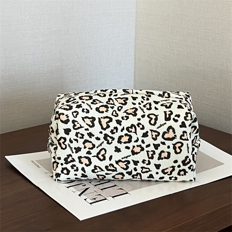 Kozmetička torbica s leopard uzorkom i motivom srca, vanjska strana od poliestera s platnenom podstavom, za žene, za svakodnevnu upotrebu
