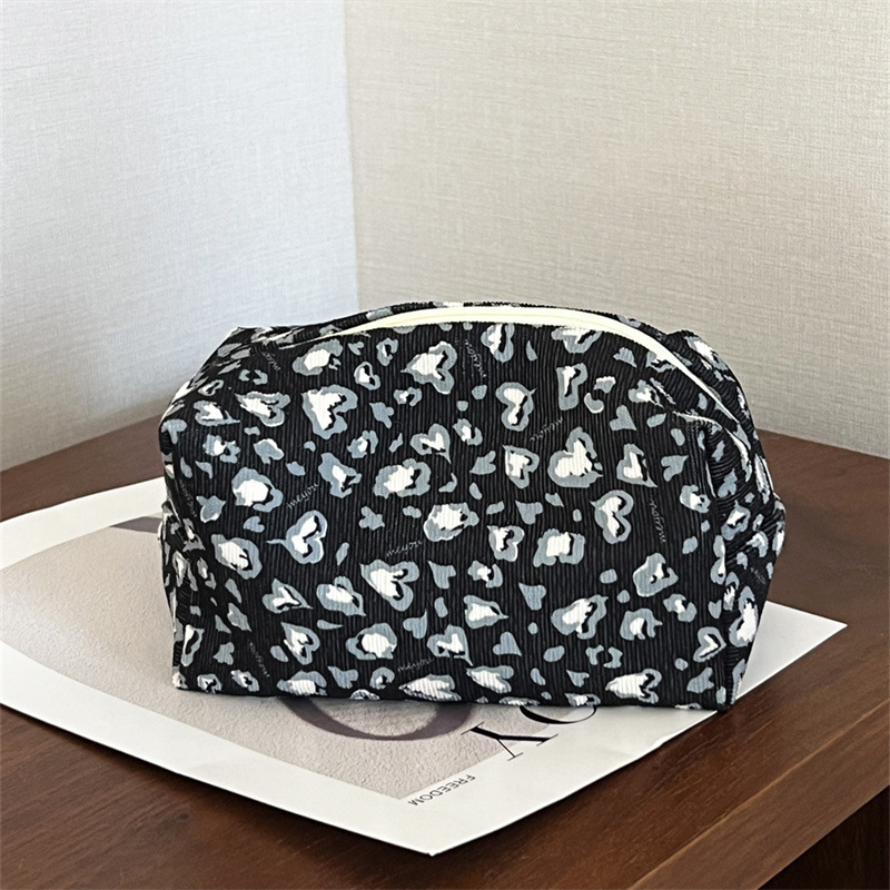 Kozmetička torbica s leopard uzorkom i motivom srca, vanjska strana od poliestera s platnenom podstavom, za žene, za svakodnevnu upotrebu