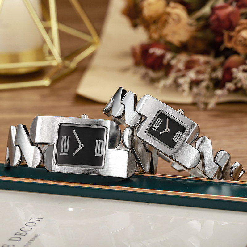 Sat McyKcy Z-8299 kvarcni – pravokutni brojčanik, kućište od zlitine, narukvica od zlitine, kopča s jednom preklopom