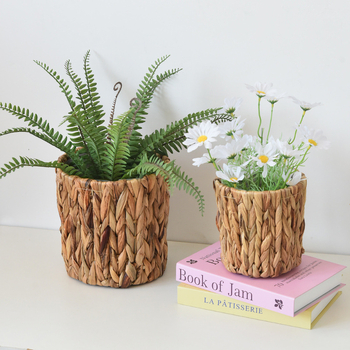 Iš šiaudų pynimo vazonas — rankų darbas, pynimas, pakabinamas dekoras (Medžiaga: šiaudai; Meistrystė: rankų darbas; Gamybos procesas: pynimas; Kategorija: vazonas; Pakabinamas dekoras: dekoracijos)