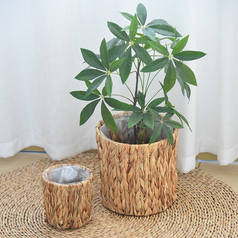 Iš šiaudų pynimo vazonas — rankų darbas, pynimas, pakabinamas dekoras (Medžiaga: šiaudai; Meistrystė: rankų darbas; Gamybos procesas: pynimas; Kategorija: vazonas; Pakabinamas dekoras: dekoracijos)