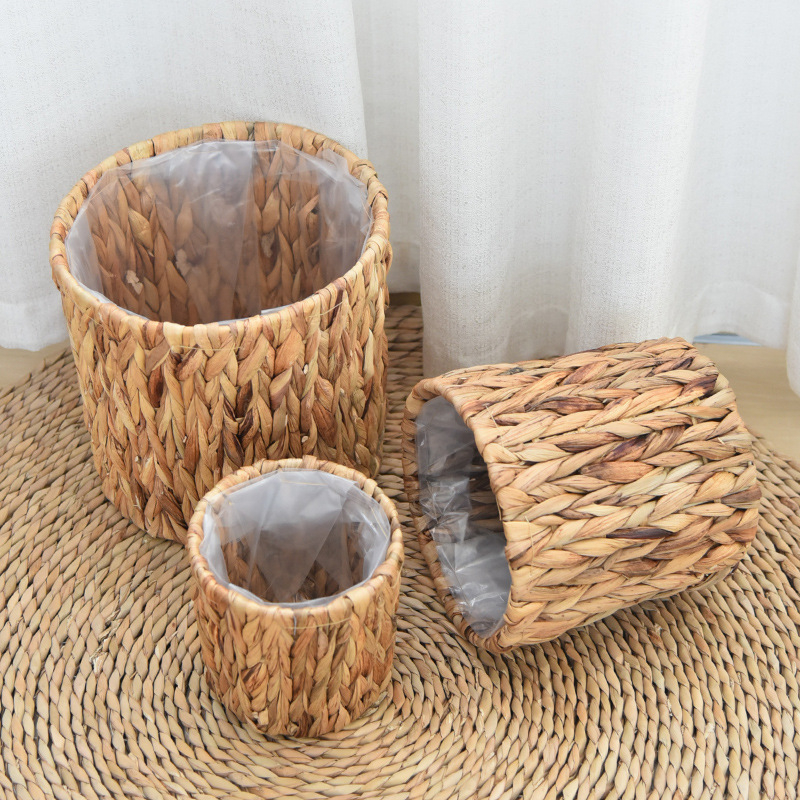 Iš šiaudų pynimo vazonas — rankų darbas, pynimas, pakabinamas dekoras (Medžiaga: šiaudai; Meistrystė: rankų darbas; Gamybos procesas: pynimas; Kategorija: vazonas; Pakabinamas dekoras: dekoracijos)