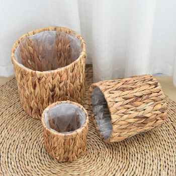 Rankų darbo šiaudinė vazonų krepšys augalams — balkono dekoracijai