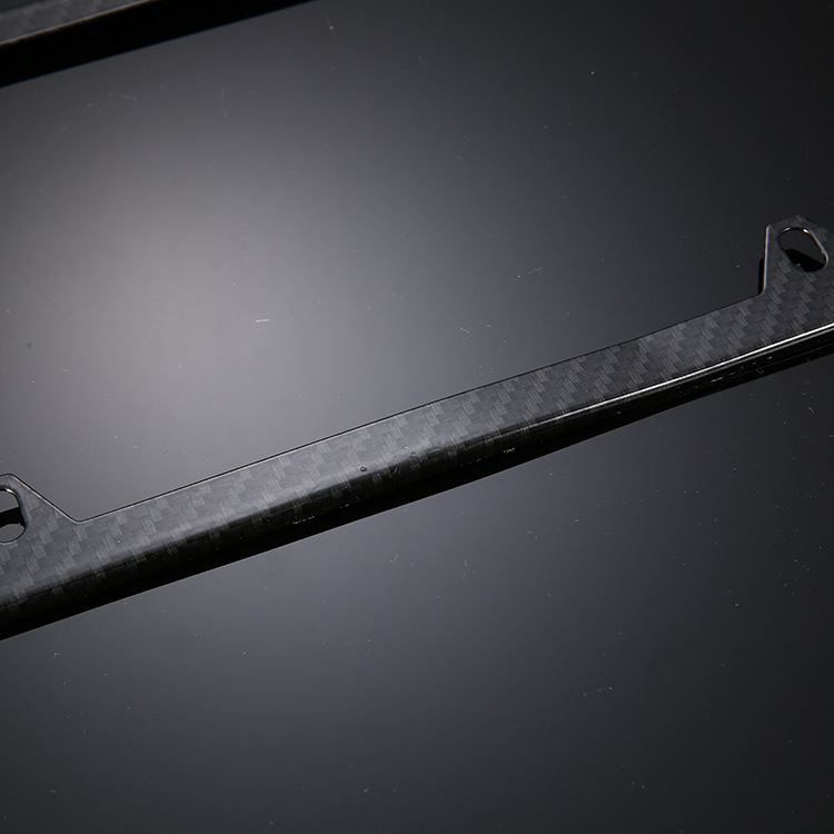 Okvir za registarsku tablicu od nehrđajućeg čelika s imitacijom karbonskih vlakana, četiri rupe, model 02, Shia (Za male automobile)