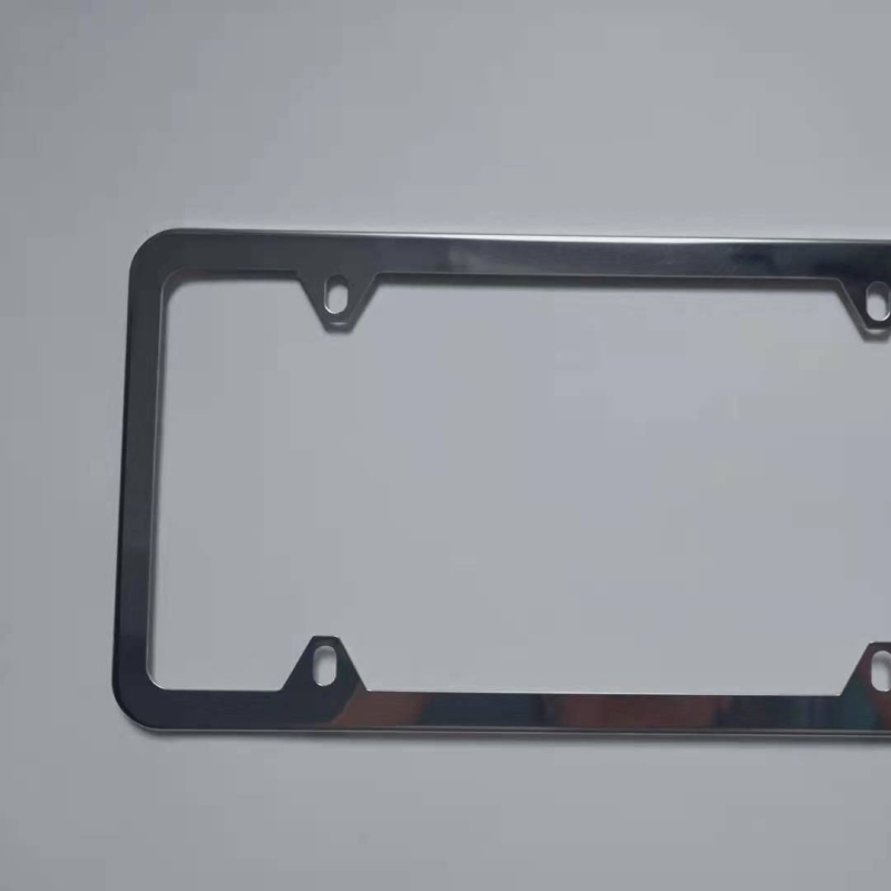 Okvir za registarsku tablicu od nehrđajućeg čelika s imitacijom karbonskih vlakana, četiri rupe, model 02, Shia (Za male automobile)