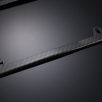 Shia okvir za registarsku pločicu od nehrđajućega čelika, četiri otvora, imitacija karbonskih vlakana, model 02, za putničke automobile