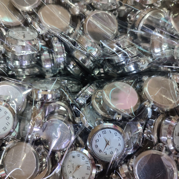 Narukvica sat s kvarcnim mehanizmom, model 10084, kućište od legure, okrugli brojčanik, tiskani logotip