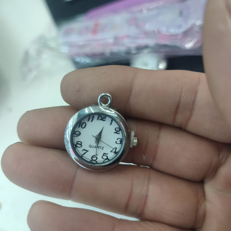 Narukvica sat s kvarcnim mehanizmom, model 10084, kućište od legure, okrugli brojčanik, tiskani logotip