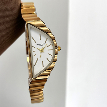 Ženski kvarcni sat GEDI, nepravilan oblik brojčanika, narukvica od cinkovog legura, vodootpornost do 30 m