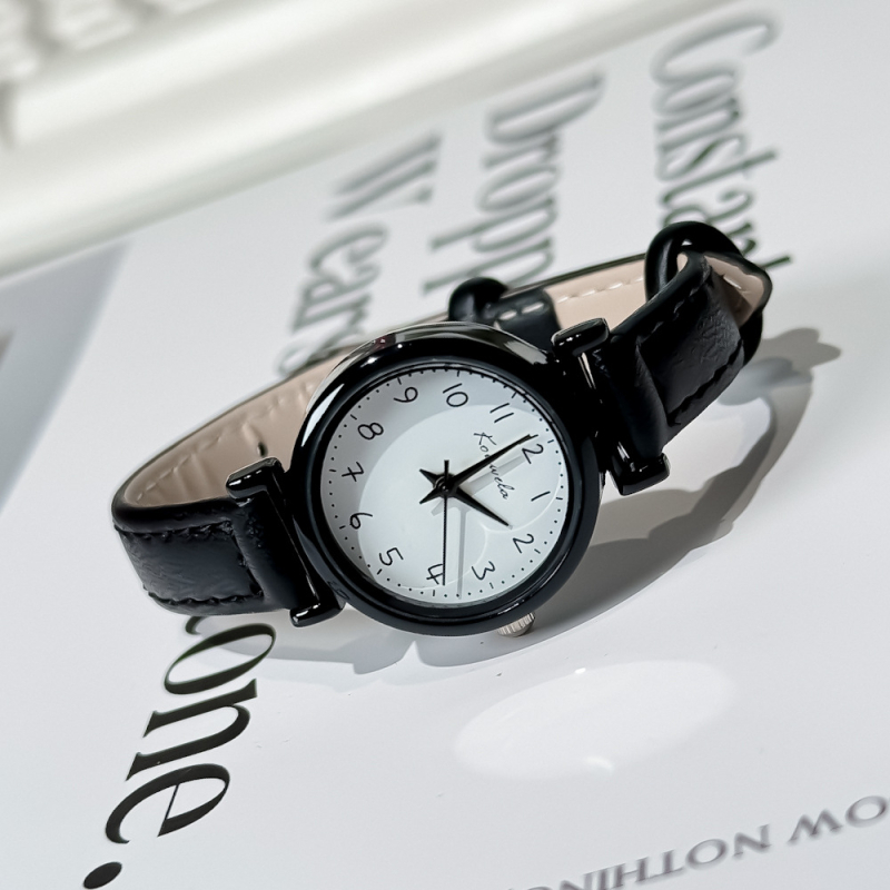 Ženski kvarcni sat — kružni brojčanik, kućište od legure, kaiš od umjetne kože, analogni prikaz, vodootporan do 10 m