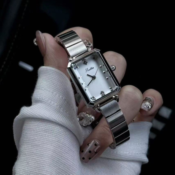 Ženski sat s pravokutnim cifrom i čeličnim remenom, kvarcni mehanizam, podrijetlo pogona Japan, kućište od legure, vodootpornost 30M