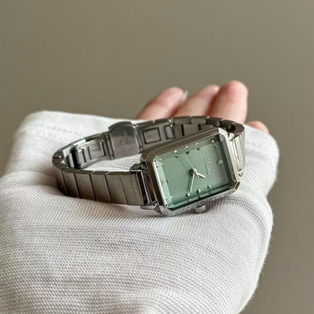 Ženski sat s pravokutnim cifrom i čeličnim remenom, kvarcni mehanizam, podrijetlo pogona Japan, kućište od legure, vodootpornost 30M