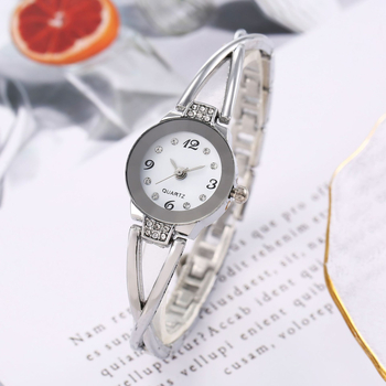 Ženski kvarcni sat s narukvicom i dijamantima, mali brojčanik, promjer cifernika 20 mm, kućište i remen od legure, kopča za nakit