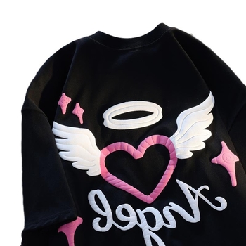 Τ‑σίτερ με σχέδιο Anime Cartoon, ύφασμα Milk Silk, ιαπωνικό/κορεάτικο leisure στυλ, φαρδιά γραμμή, κοντό μανίκι, crewneck