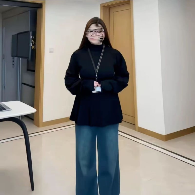 Plus-size ženski T‑shirt s naglašenim strukom, polu-visokim ovratnikom, slim fit, rukavi lampion, za proljeće