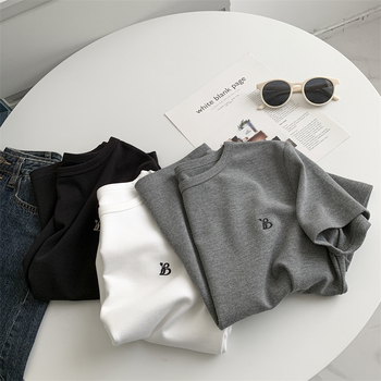 Pamukasta majica s izvezenim slovima, opuštenog kroja, okrugli izrez, 95%+ pamuka, mladenački casual stil