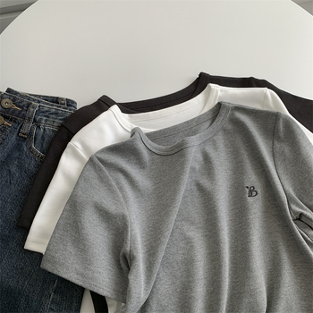 Pamukasta majica s izvezenim slovima, opuštenog kroja, okrugli izrez, 95%+ pamuka, mladenački casual stil
