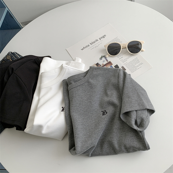 Pamukasta majica s izvezenim slovima, opuštenog kroja, okrugli izrez, 95%+ pamuka, mladenački casual stil