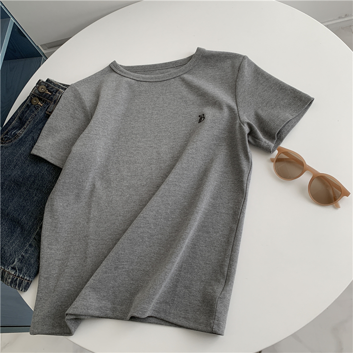 Pamukasta majica s izvezenim slovima, opuštenog kroja, okrugli izrez, 95%+ pamuka, mladenački casual stil