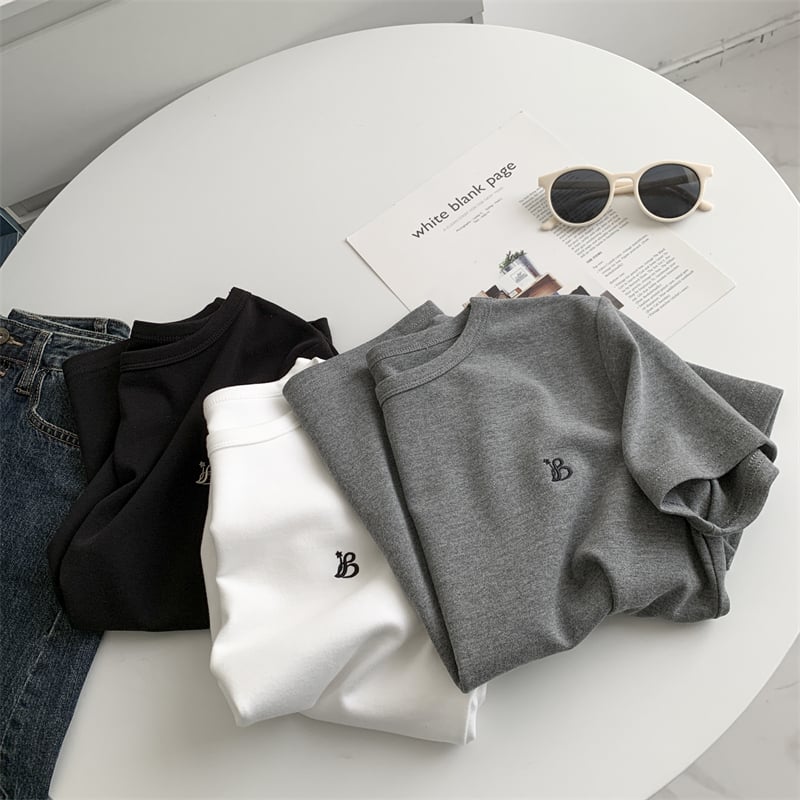 Pamukasta majica s izvezenim slovima, opuštenog kroja, okrugli izrez, 95%+ pamuka, mladenački casual stil