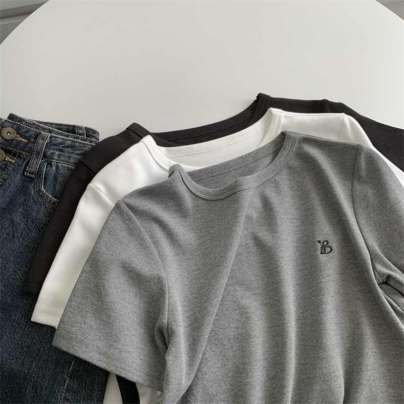 Pamukasta majica s izvezenim slovima, opuštenog kroja, okrugli izrez, 95%+ pamuka, mladenački casual stil