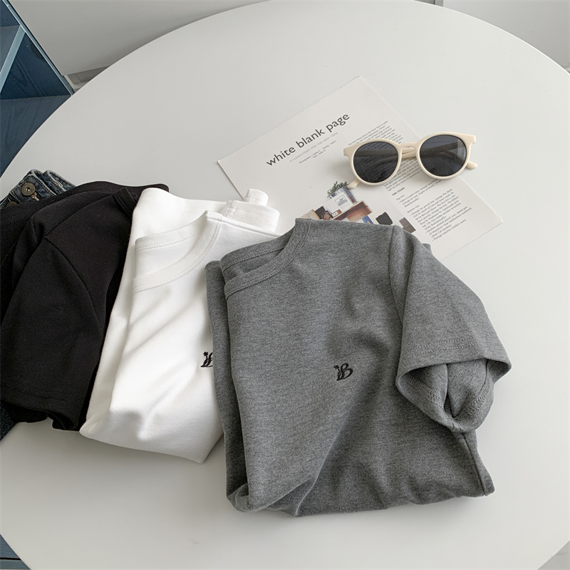 Pamukasta majica s izvezenim slovima, opuštenog kroja, okrugli izrez, 95%+ pamuka, mladenački casual stil