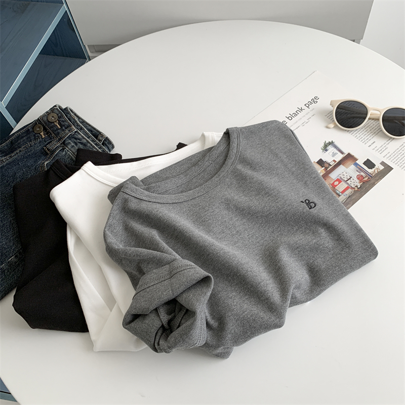 Pamukasta majica s izvezenim slovima, opuštenog kroja, okrugli izrez, 95%+ pamuka, mladenački casual stil