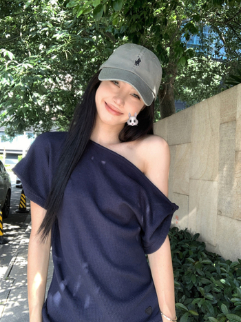 Футболка с асиметричен дизайн на раменете, наклонена яка, къс ръкав, Slim fit, полиестер 95%+