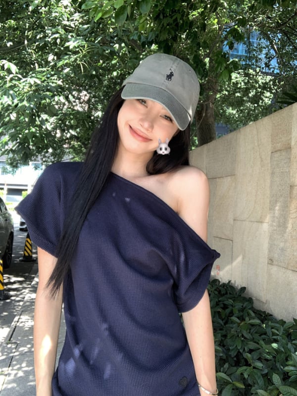 Футболка с асиметричен дизайн на раменете, наклонена яка, къс ръкав, Slim fit, полиестер 95%+