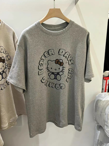Pamukasta T-majica s brušenom završnom obradom i potiskom likova, širokog kroja