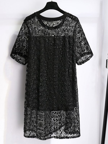 Плюс размер женска тениска със средна дължина, памучно-еластична материя, мотив от диамантени камъни във форма на пентаграмна звезда, кръгло деколте, къс ръкав, дължина 80-100 см.