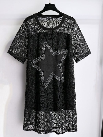 Плюс размер женска тениска със средна дължина, памучно-еластична материя, мотив от диамантени камъни във форма на пентаграмна звезда, кръгло деколте, къс ръкав, дължина 80-100 см.