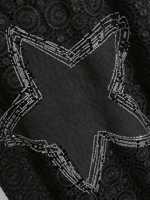 Плюс размер женска тениска със средна дължина, памучно-еластична материя, мотив от диамантени камъни във форма на пентаграмна звезда, кръгло деколте, къс ръкав, дължина 80-100 см.