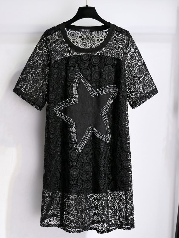 Плюс размер женска тениска със средна дължина, памучно-еластична материя, мотив от диамантени камъни във форма на пентаграмна звезда, кръгло деколте, къс ръкав, дължина 80-100 см.