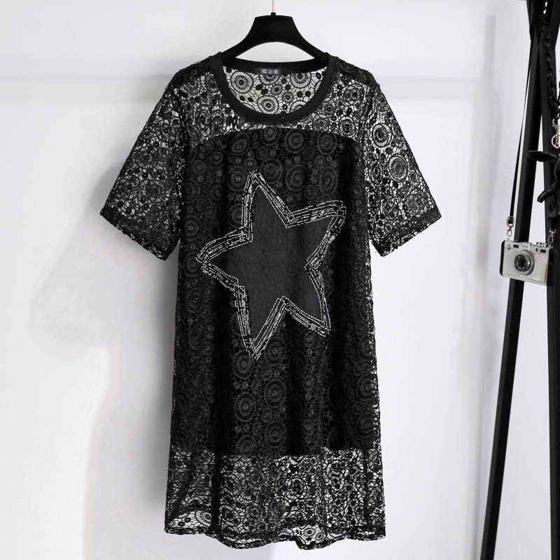 Плюс размер женска тениска със средна дължина, памучно-еластична материя, мотив от диамантени камъни във форма на пентаграмна звезда, кръгло деколте, къс ръкав, дължина 80-100 см.