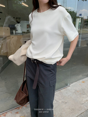 Памучна тениска с еластан, едноцветна, кръгло деколте, свободна кройка, средна дължина