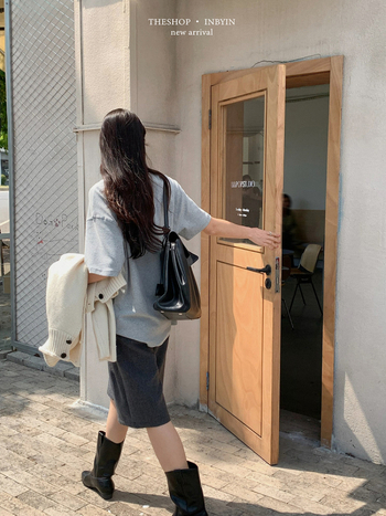 Памучна тениска с еластан, едноцветна, кръгло деколте, свободна кройка, средна дължина