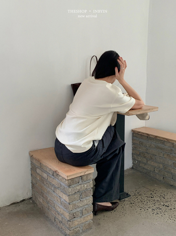 Памучна тениска с еластан, едноцветна, кръгло деколте, свободна кройка, средна дължина