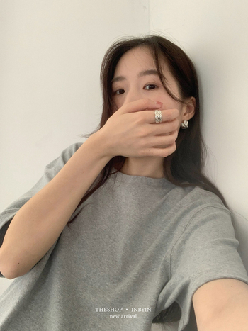 Памучна тениска с еластан, едноцветна, кръгло деколте, свободна кройка, средна дължина