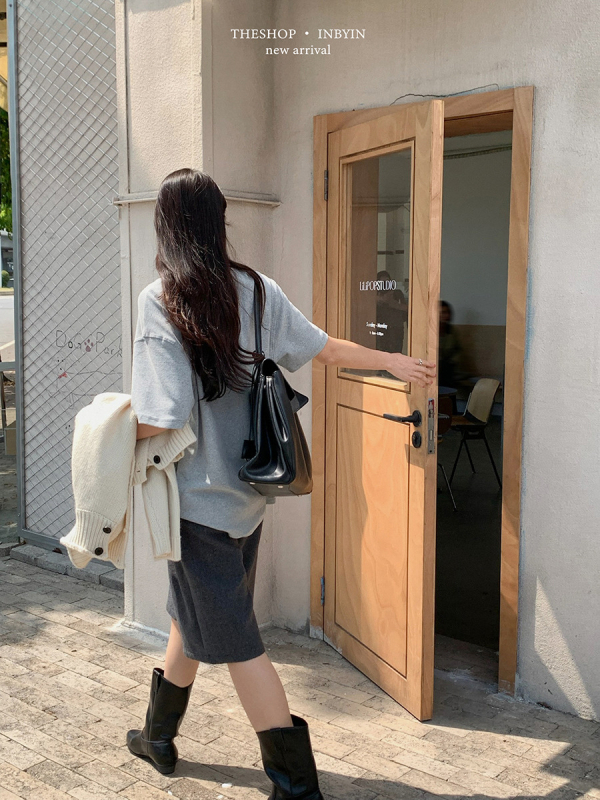 Памучна тениска с еластан, едноцветна, кръгло деколте, свободна кройка, средна дължина