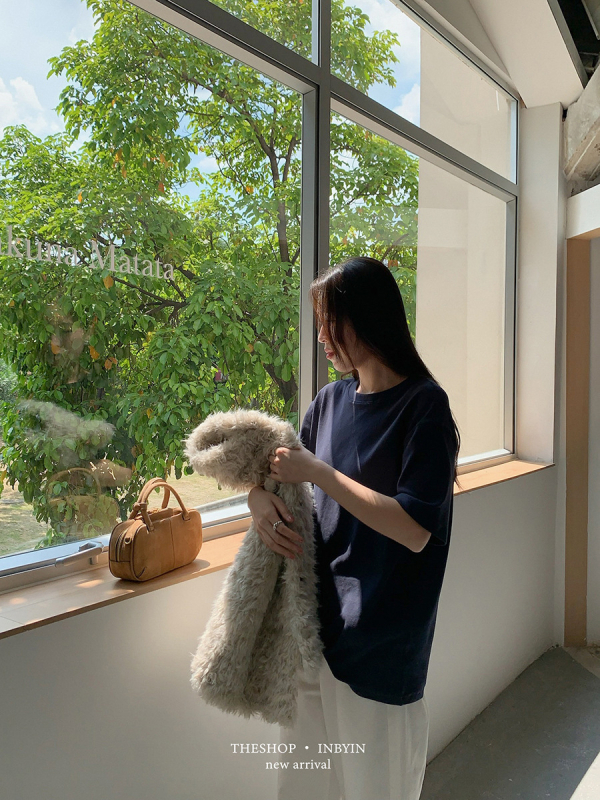 Памучна тениска с еластан, едноцветна, кръгло деколте, свободна кройка, средна дължина