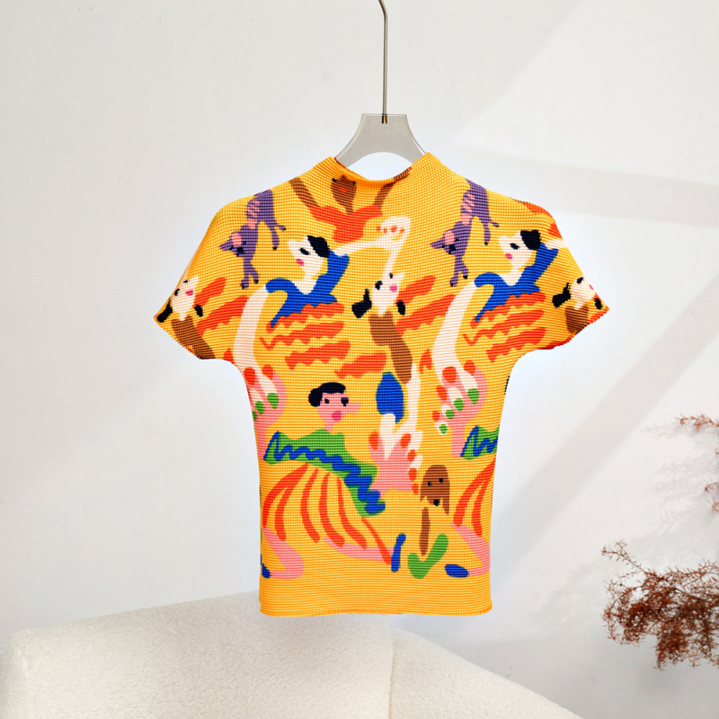 Ženski T-shirt s kratkim rukavima, poliester, digitalna štampa, motiv s likovima, uski kroj, polu-visoka ovratnica, Miyake Me serija, ljeto 2023