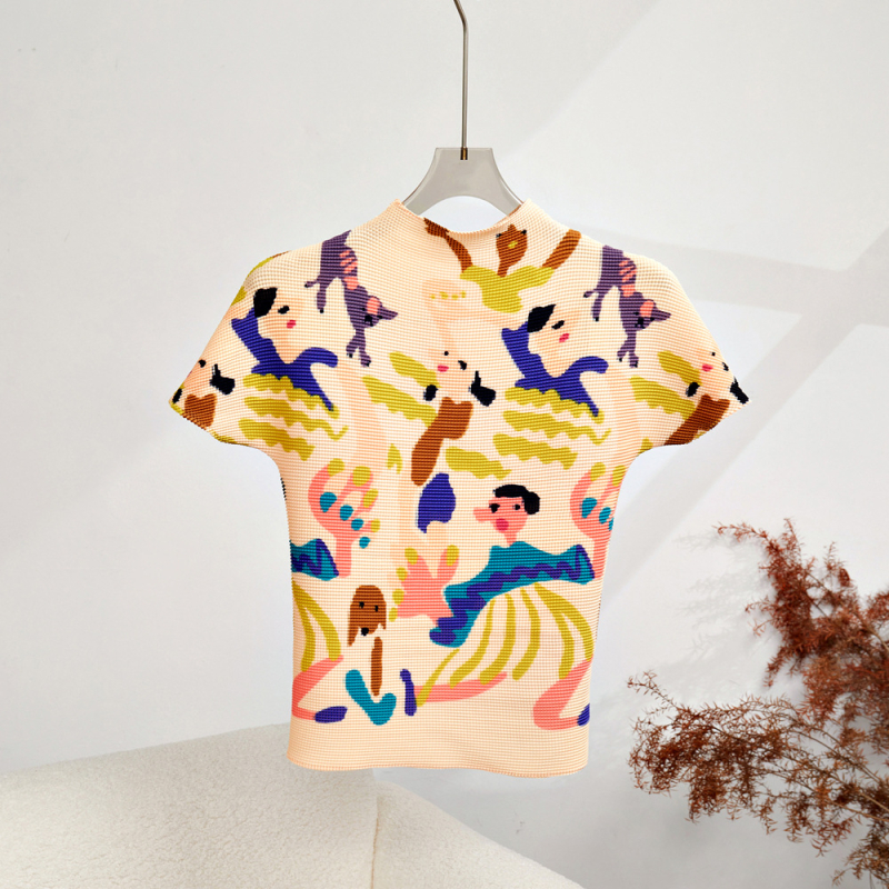 Ženski T-shirt s kratkim rukavima, poliester, digitalna štampa, motiv s likovima, uski kroj, polu-visoka ovratnica, Miyake Me serija, ljeto 2023