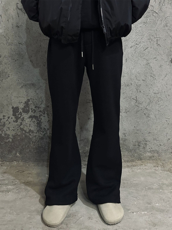 Unisex sportske hlače od pamuka s flecom iznutra, crne, slim-fit kroj, srednji pojas, vezanje šnrom, više džepova, zimska kolekcija