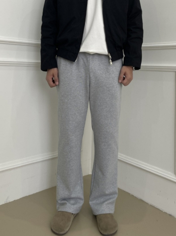 Unisex sportske hlače od pamuka s flecom iznutra, crne, slim-fit kroj, srednji pojas, vezanje šnrom, više džepova, zimska kolekcija
